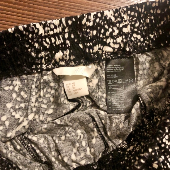 Flowy Dot Pattern Shorts - with pockets!! - Picture 4 of 4